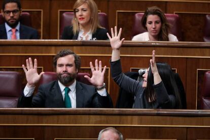 El portavoz de Vox en el Congreso, Iván Espinosa de los Monteros y la diputada de Vox Macarena Olona levatan las manos durante la intervención de la portavoz de EH Bild, Mertxe Aizpurua, en la investidura.