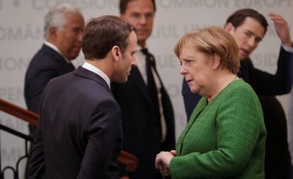 Emmanuel Macron y Angela Merkel, en primer plano, bajo la mirada de sus colegas Antonio Costa (Portugal), Mark Rutte (Holanda) y Sebastian Kurz (Austria), el pasado día 9 en la cumbre de Sibiu (Rumania).