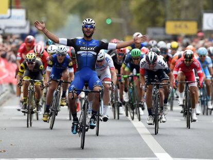 Fernando Gaviria cruza la meta en la París-Tours.