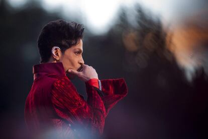 Prince, durante un concierto en el Festival de Sziget, en Budapest (Hungría), el 9 de agosto de 2011. Entre sus grandes temas están 'Purple Rain', 'Little Red Corvette', 'Let's Go Crazy' y 'When Doves Cry'.