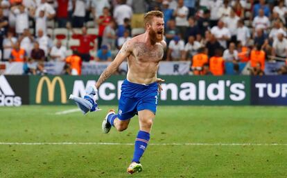 La alegría incontenible de Aron Gunnarsson al final del partido contra Inglaterra. Islandia hace historia y se mete en cuartos de final. 