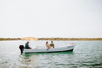 El Parque Natural de Ría Fermosa es un inmenso espacio protegido que abarca casi 60 kilómetros de la costa y llega hasta las proximidades de la ciudad de Faro entre marismas, lagunas de agua dulce y salada. Un tentador laberinto de canales y alargadas islas.