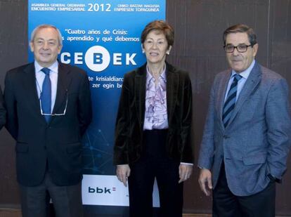 Mario Fernández (a la derecha), con la catedrática de la UPV Carmen Gallastegui y Carlos Solchaga, en la jornada de Cebek.