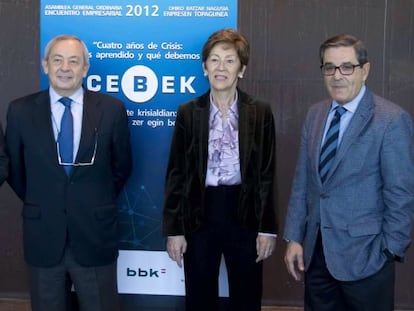 Mario Fernández (a la derecha), con la catedrática de la UPV Carmen Gallastegui y Carlos Solchaga, en la jornada de Cebek.