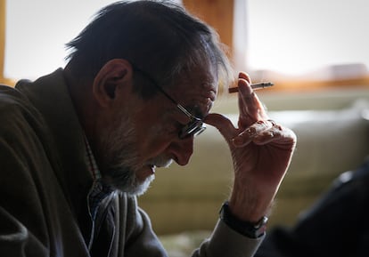 Pablo Guerrero, poeta y cantautor, durante la entrevista en su casa.