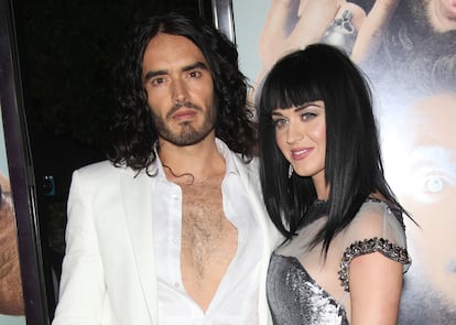 Su trabajo es hacer reír, pero Russell Brand lo lleva más allá del ámbito laboral. No deja de bromear en torno a su próxima boda con Katy Perry, de la que incluso ha llegado a decir que será una ceremonia nudista, pero esta vez ha hecho una advertencia en serio y, de paso, seguramente les ha quitado un peso de encima a muchos de sus invitados. "No queremos regalos", ha dicho. "Katy y yo tenemos buenos trabajos, así que no queremos regalos. Eso sería un inmenso abuso".