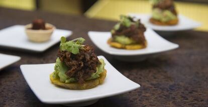 Montadito de ternera con guacamole sobre patacón.