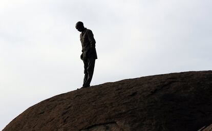 Un hombre espera sobre el cerro donde se produjo la matanza al comienzo del homenaje a los fallecidos aquel día. Nadie, hasta ahora, ha rendido cuentas por estos hechos a pesar de que el informe independiente del juez Farlam dice que “la policía llevó a cabo allí una operación paramilitar con el fin de aniquilar a aquellos que consideraban sus enemigos”.