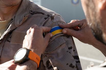 Bandera ucraniana en el brazo de un soldado de Volodímir Zelenski, en Cartagena (Murcia), donde están cursando un módulo de desminado subacuático como parte de la misión EUMAM.