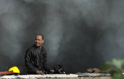 Un bombero durante las labores para extinguir un incendio en un edificio que alberga oficinas gubernamentales en Nueva Delhi, India.