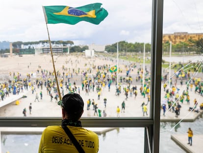 Un bolsonarista ondeaba una bandera dentro del palacio presidencial de Brasil, el domingo.