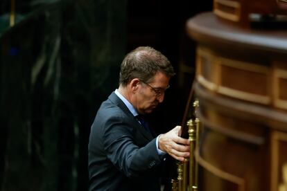 El candidato a la presidencia del Gobierno y líder del PP, Alberto Núñez Feijóo se dirige a la tribuna de oradores, este miércoles.