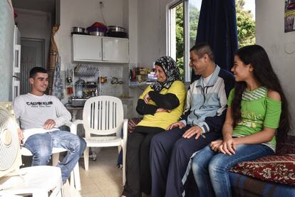 La familia refugiada siria El Faj en el cuartucho que hace las veces de su hogar en Líbano. Serán acogidos en España el próximo 29 de junio