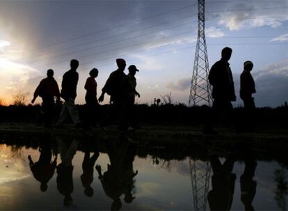 Un grupo de inmigrantes centroamericanos que viajan en trenes de mercancías, a su llegada a la ciudad fronteriza de Nuevo Laredo (México).