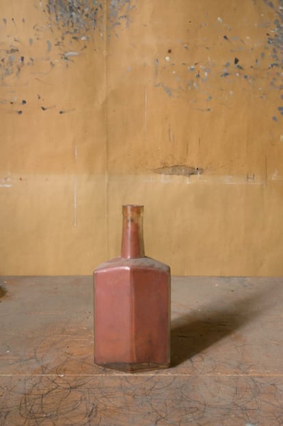 Joel Meyerowitz conservo el polvo que cubría los objetos. Ya en vida del pintor, un crítico americano que le visitó, describió la capa de polvo que cubría los obajetos como una capa de fieltro.