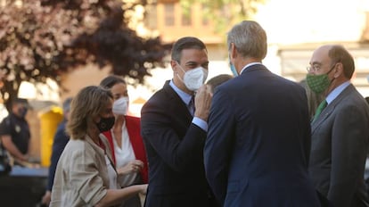 El presidente del Gobierno, Pedro Sánchez (i), saluda a los presidentes de Cummins, Tom Linebarger (c), e Ibedrola, Ignacio Sánchez Galán (d), este lunes, en Toledo.