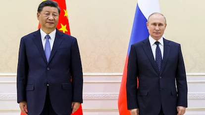 Chinese President Xi Jinpin (l) and Russian President Vladimir Putin pose for a photo on the sidelines of the Shanghai Cooperation Organization (SCO) summit in Samarkand, Uzbekistan.