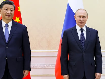 Chinese President Xi Jinpin (l) and Russian President Vladimir Putin pose for a photo on the sidelines of the Shanghai Cooperation Organization (SCO) summit in Samarkand, Uzbekistan.