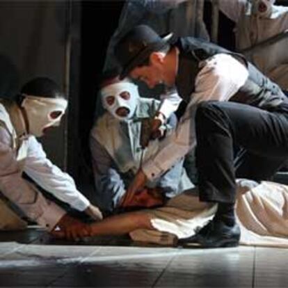 Una escena del <i>Richard III</i> de la compañía británica Propeller.