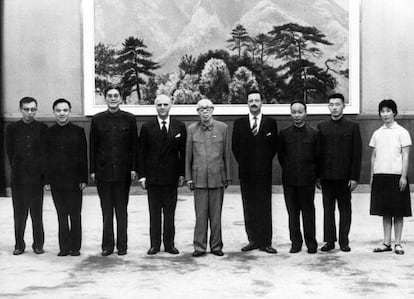 Sanz Briz y De Ojeda flanquean al presidente interino de la Rep&uacute;blica Popular China, Tung Pi Wu (en el centro), en 1973. 