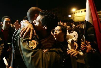 Un manifestante se abraza con un soldado que ha abandonado la guardia del palacio presidencial.