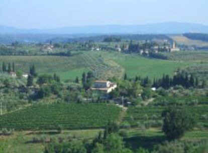 Valle y colinas verdes se combinan en la campiña toscana.