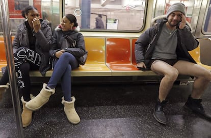Centenares de personas desafiaron en Nueva York la baja temperatura en un día muy frío para viajar sin pantalones o faldas en el metro, durante el evento anual 'No Pants Subway Ride'.