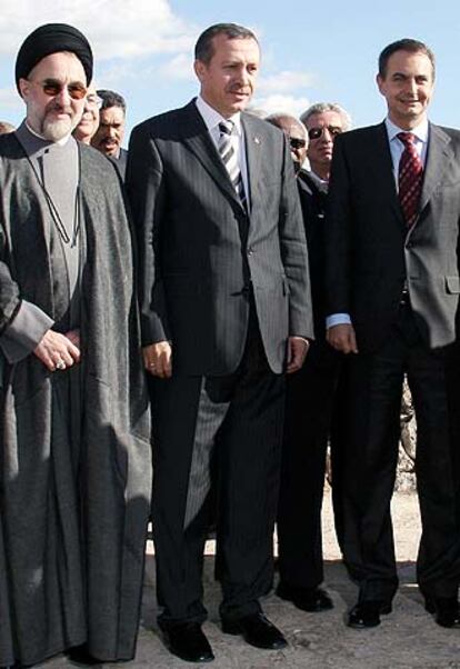 Zapatero, con Mohamed Jatamí (izquierda) y Erdogan, en Calvià.