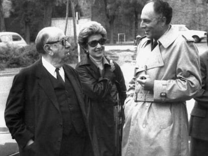 Juan Vilá Reyes (derecha), principal encausado en el asunto Matesa, junto a su esposa y su abogado, José María Gil Robles, a la salida de la cárcel de Pamplona, tras cumplir los días de condena que le quedaban en 1976.