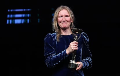 Samantha Harvey posa con el premio Booker, este martes en Londres.