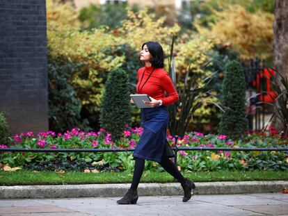 Munira Mirza, exdirectora de Estrategia Política de la Oficina del Primer Ministro, camina hacia Downing Street el 13 de noviembre de 2020.