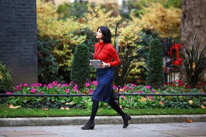 Munira Mirza, exdirectora de Estrategia Política de la Oficina del Primer Ministro, camina hacia Downing Street el 13 de noviembre de 2020.