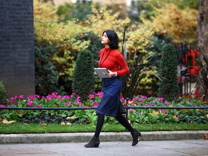 Munira Mirza, exdirectora de Estrategia Política de la Oficina del Primer Ministro, camina hacia Downing Street el 13 de noviembre de 2020.