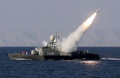 Un barco iran&iacute; prueba un misil de medio alcance este domingo en el mar de Om&aacute;n, cerca del estrecho de Ormuz.