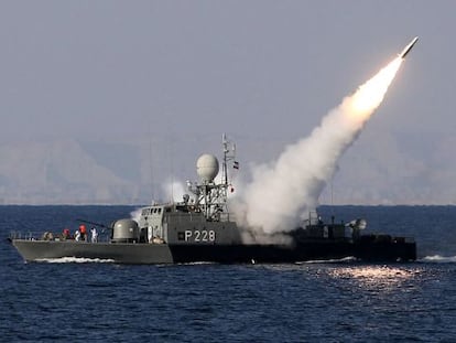 Un barco iran&iacute; prueba un misil de medio alcance este domingo en el mar de Om&aacute;n, cerca del estrecho de Ormuz.