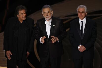 El actor Al Pacino, el director Francis Ford Coppola y el actor estadounidense Robert De Niro reciben una ovación de pie.
