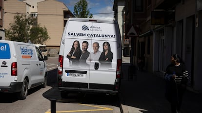 Una furgoneta de Aliança Catalana en Ripoll, durante la campaña electoral de las elecciones catalanas.