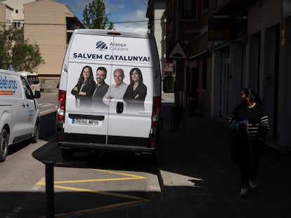 Una furgoneta de Aliança Catalana en Ripoll, durante la campaña electoral de las elecciones catalanas.