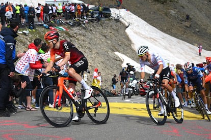 Carlos Rodriguez y Juan Ayuso of Spain durante el Tour de Francia.