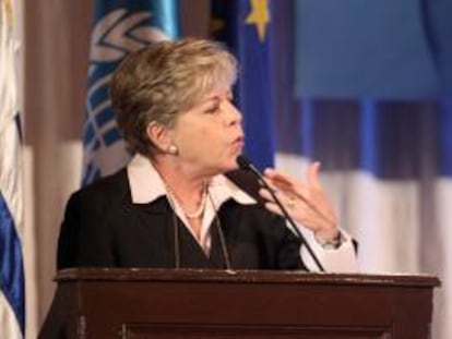 La secretaria ejecutiva de la Comisión Económica para América Latina y el Caribe (Cepal), Alicia Bárcena, habla este 3 de abril, durante la inauguración de la IV Conferencia Ministerial sobre la Sociedad de la Información en América Latina y el Caribe, que se celebra hasta el viernes en Montevideo (Uruguay).