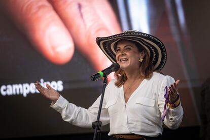 Jhenifer Mojica se dirige a campesinos congregados en El Coliseo de Ferias de Sincelejo, el 3 de agosto.