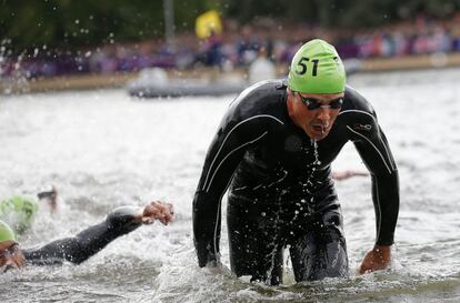 El español Javier Gómez Noya saliendo del agua durante la prueba de triatlón.