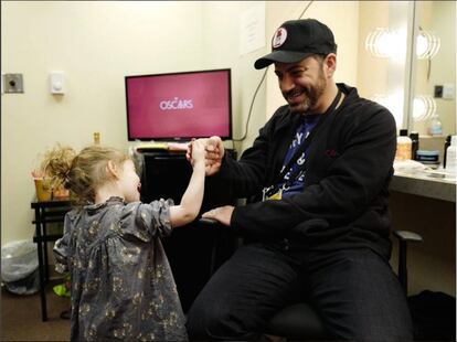 Es la primera vez de Jimmy Kimmel (49 años) al frente de la ceremonia de los Oscar. El presentador estadounidense relaja los nervios junto a su hija en el camerino del Dolby Theater de Los Ángeles y de paso nos regala esta imagen tan tierna.