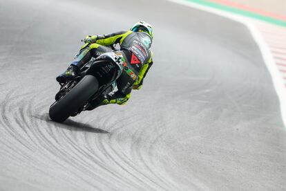 Valentino Rossi, durante los entrenamientos libres de este viernes en el circuito de Misano.