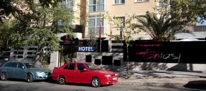 Hotel Fantasy, en la calle de Diego Ayllón, donde se encuentra el club clausurado.