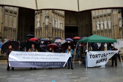 Grupo de concentrados ante la catedral nueva de Vitoria en contra de las torturas.