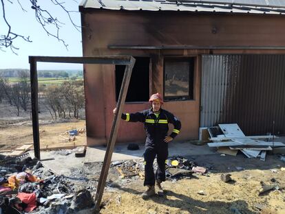 Javier Bodego, bombero solidario de Zamora, en su granja escuela de Santibáñez de Tera-Zamora.