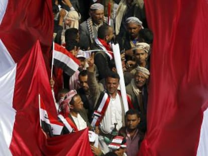 Un grupo de yemen&iacute;es sujetan una bandera gigante, durante las marchas en San&aacute;.