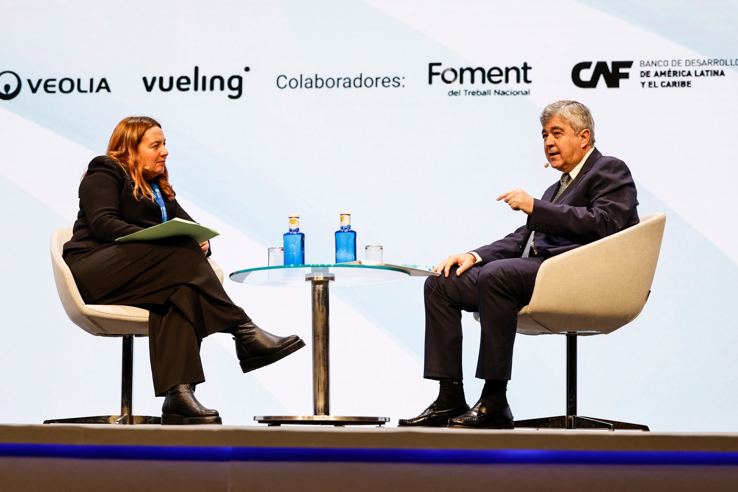 Josep María Coronas Guinart, director general de la Fundación La Caixa, y Ana Pantaleoni, periodista de EL PAÍS, este martes en el WIP.  