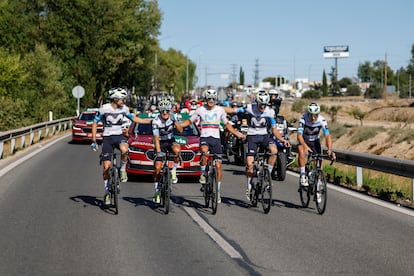 Ciclistas del equipo Movistar posan durante la última etapa de la Vuelta a España.